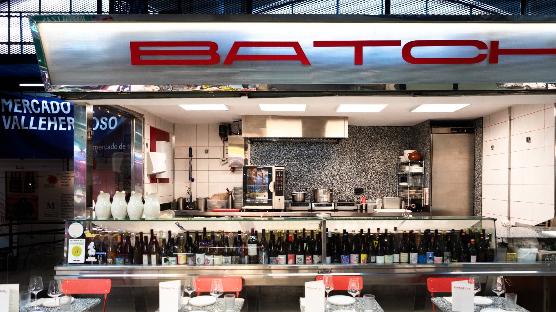 Barra, cocina y mesas de Batch en el Mercado de Vallehermoso